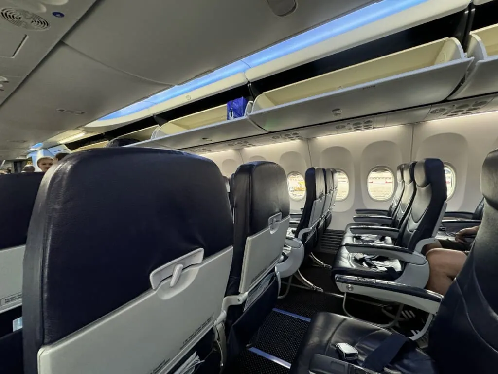 Review: TUI Airways 737 (LGW-REU)