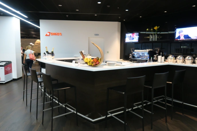 a bar with a bowl of fruit on top