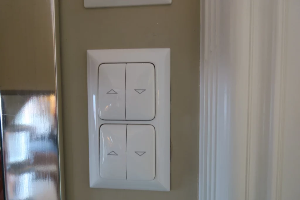 a light switch on a wall