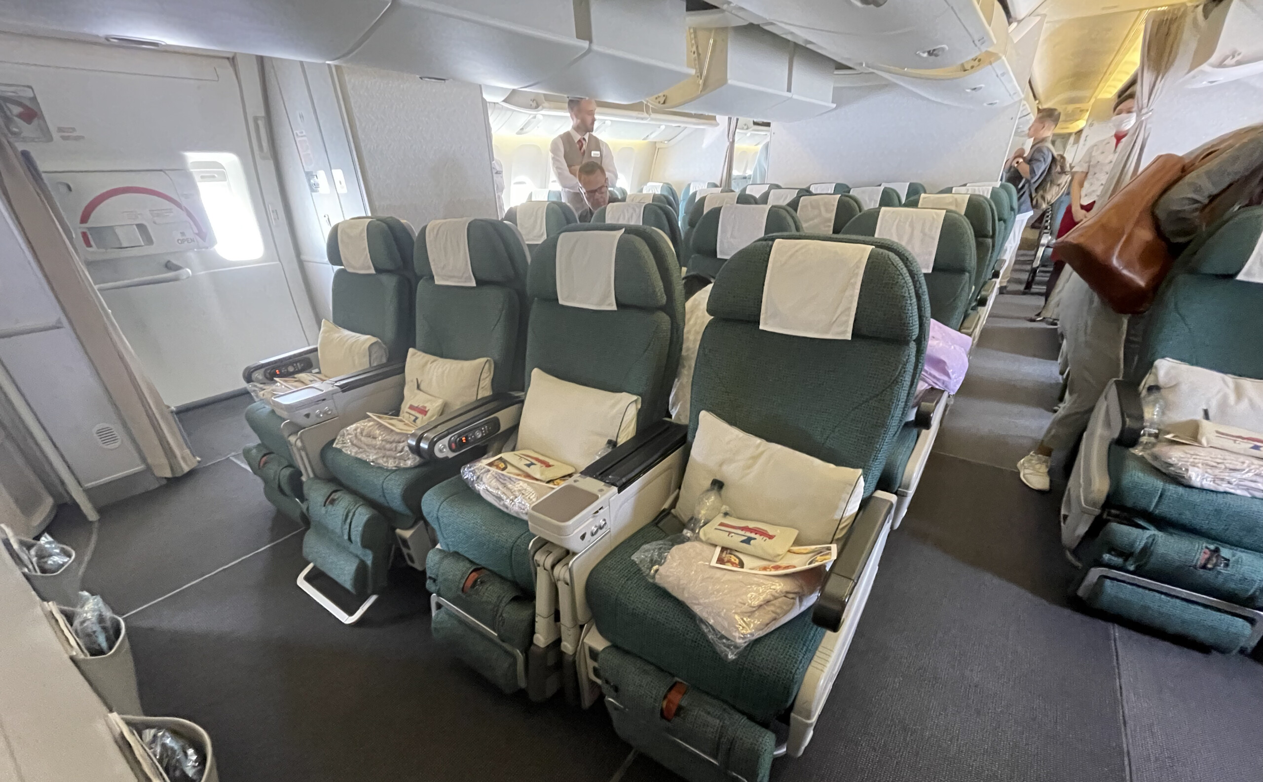 Review Cathay Pacific 777 Premium Economy (LHRHKG) The Alviator