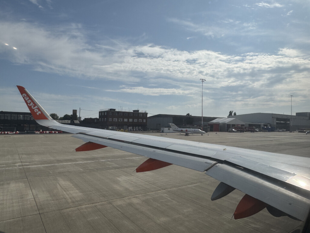 an airplane wing on a runway