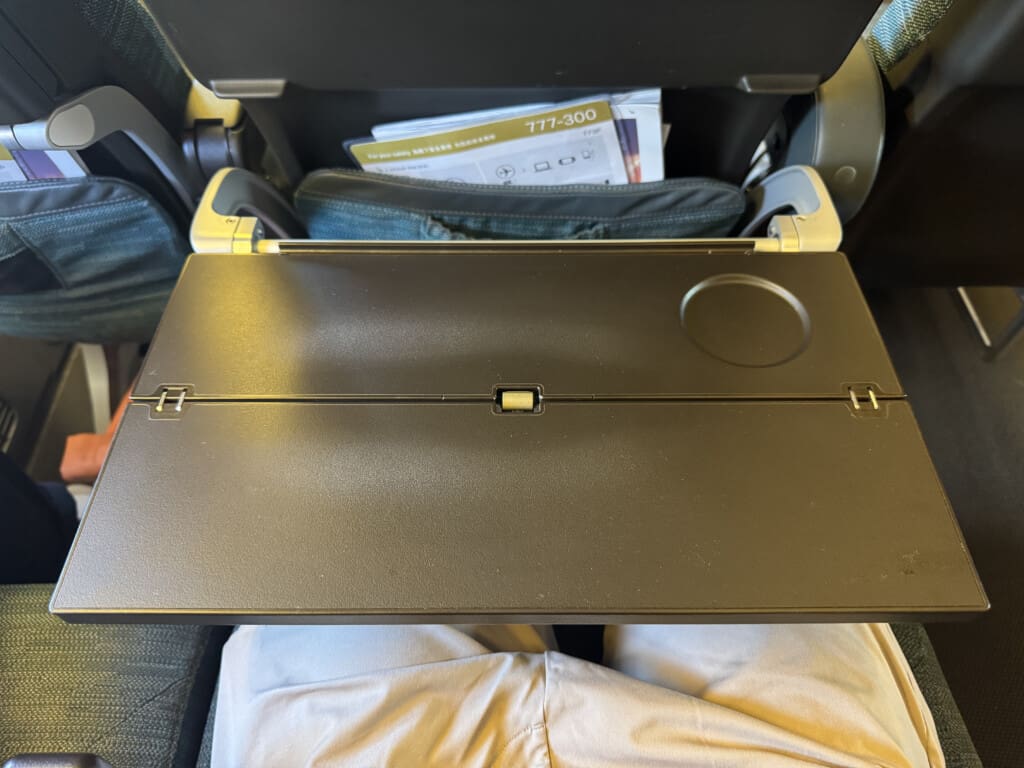 a black rectangular object with a black handle