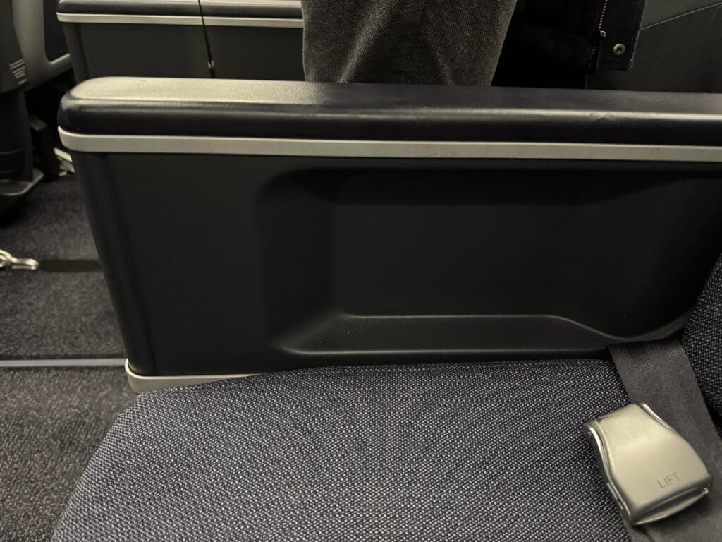 a seat with a seat belt and a seat belt