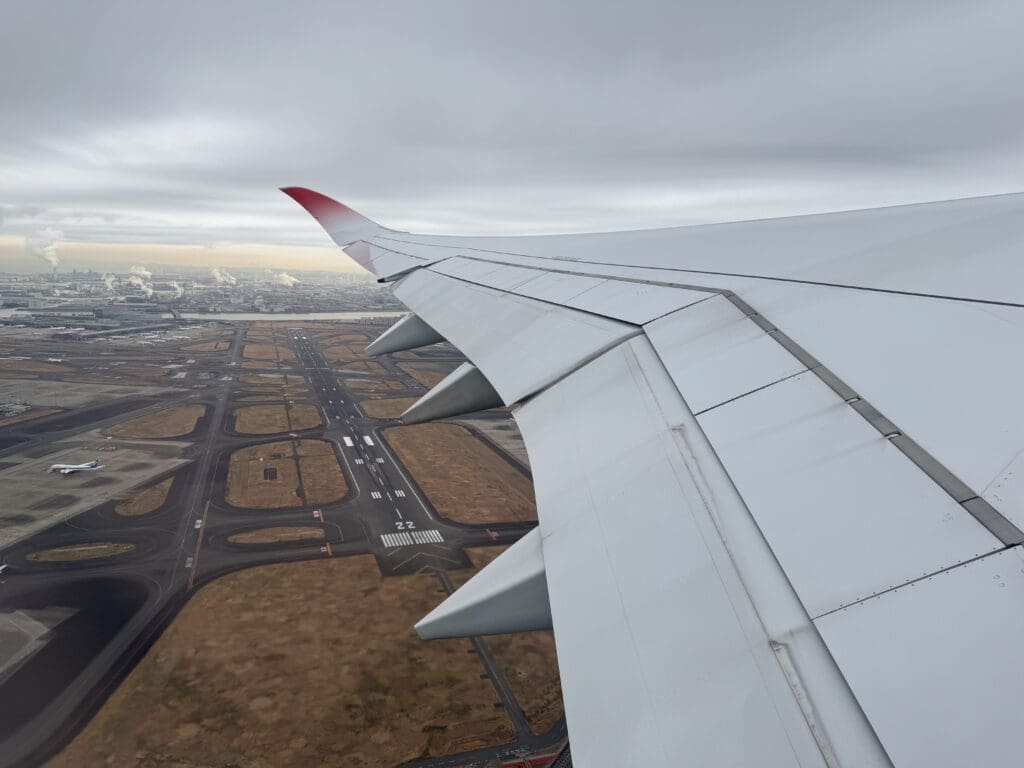 an airplane wing and runway