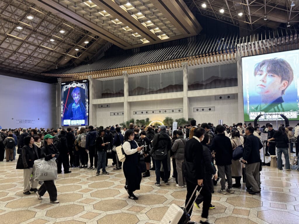 a large group of people in a large room